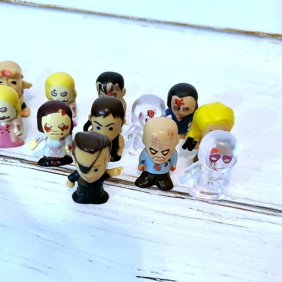 16 Count Mystery Box Mini The Walking Dead Figures - Picture 5 of 8